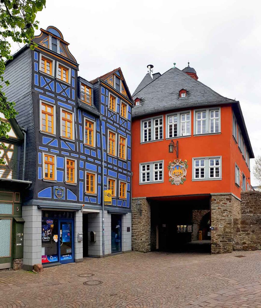 Schiefes Haus und Rathaus