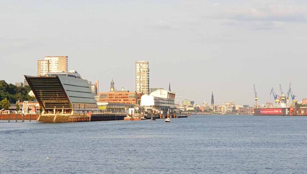 Blick auf das Dockland von der Fähre in Hamburg