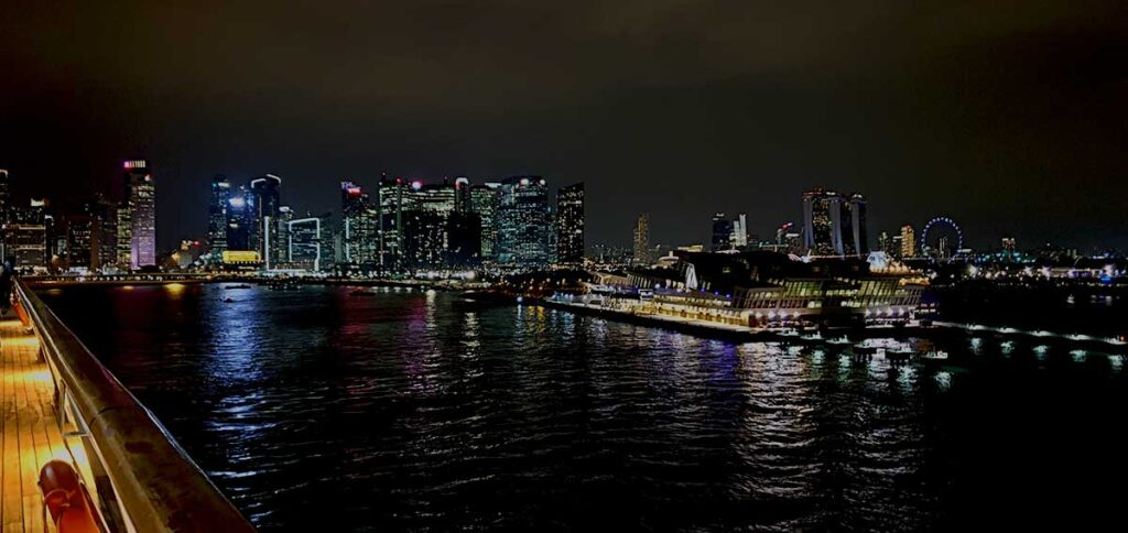 Skyline von Singapur bei Nacht