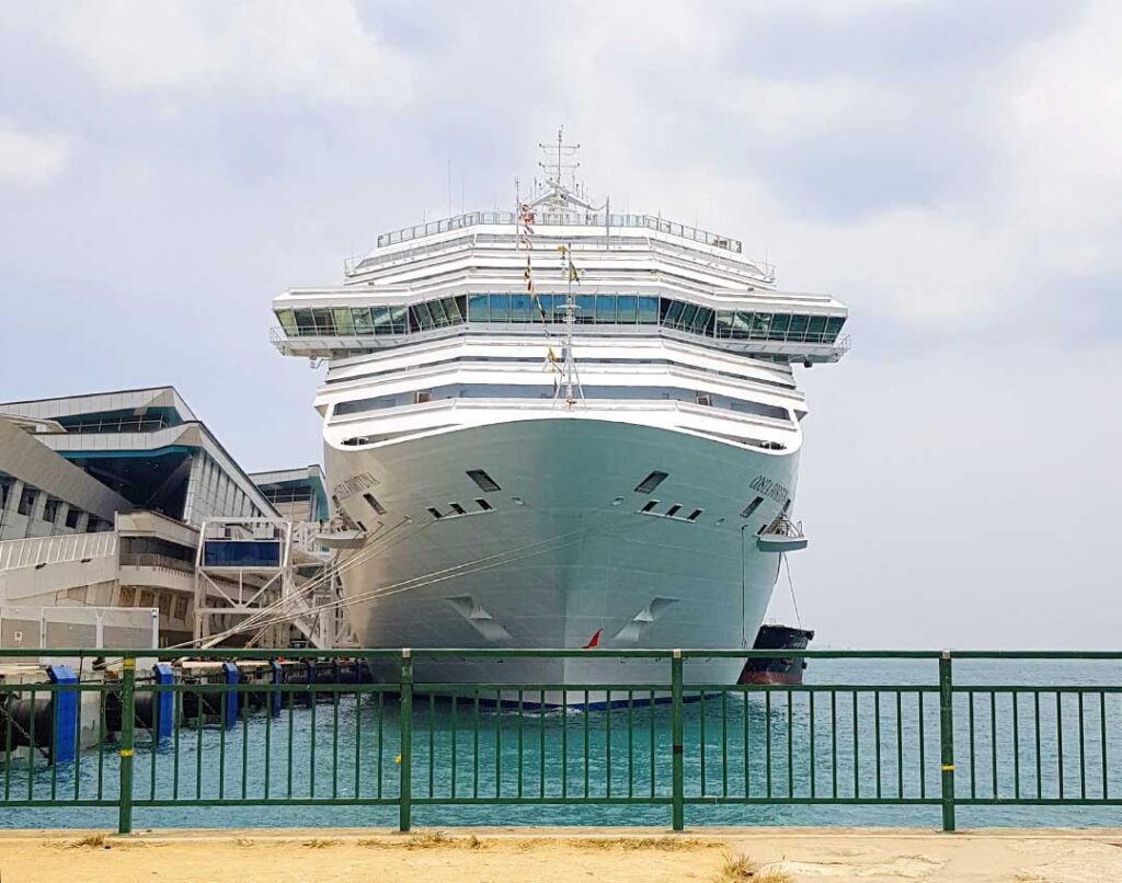 Costa Fortuna im Hafen von Singapur