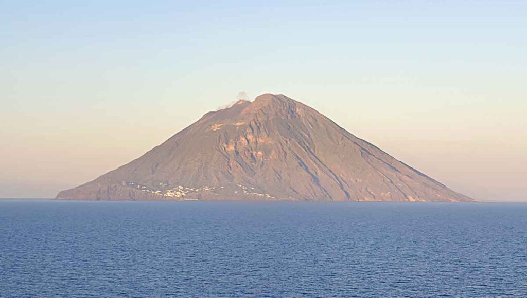 Aussicht auf den Stromboli vom Kreuzfahrtschiff Costa Fortuna