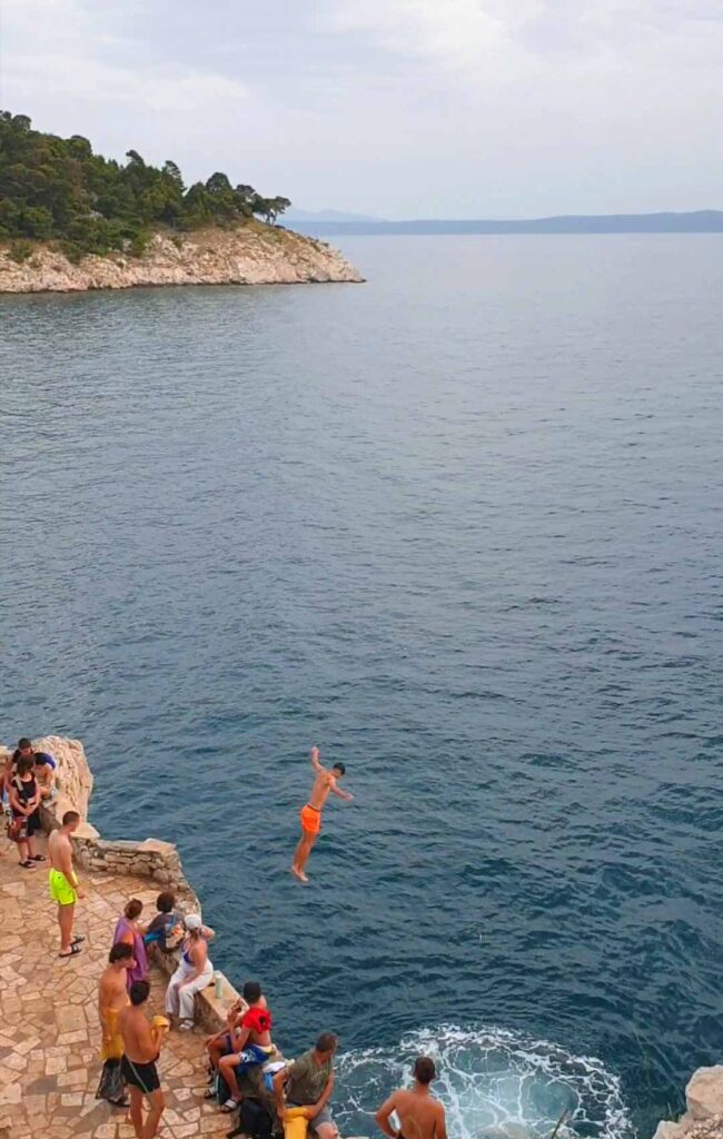 Klippenspringer in Makarska