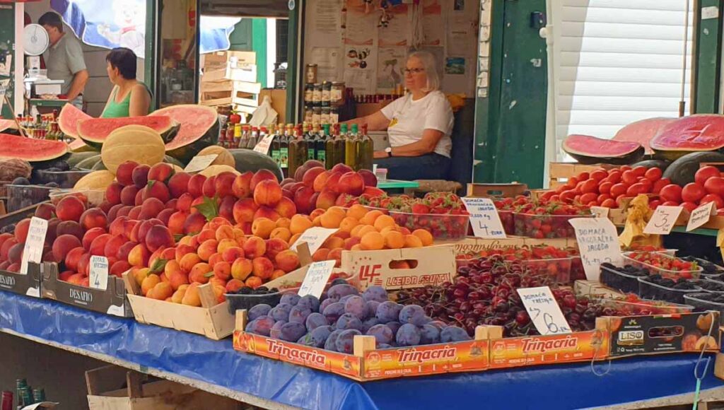 Marktstand auf dem Markt in Makarska