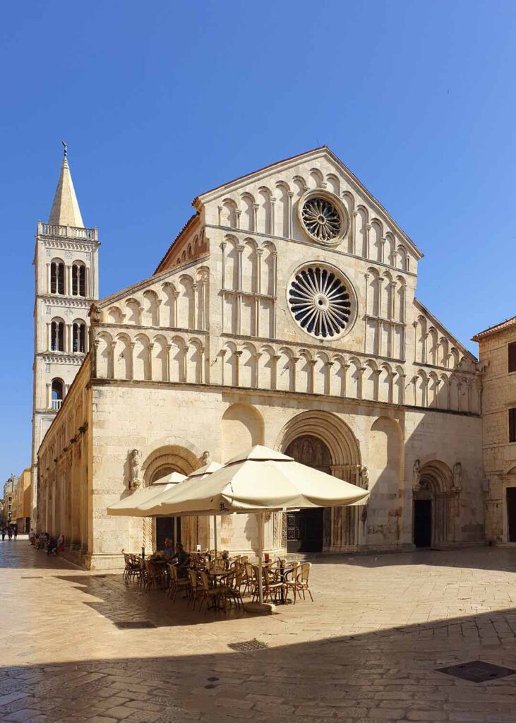 Kathedrale St. Anastasia mit dem Glockenturm in Zadar