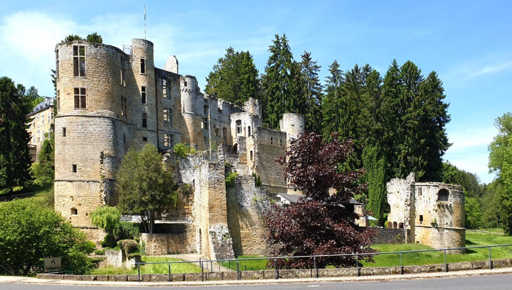 Luxemburg Schloss Beaufort Gesamtansicht