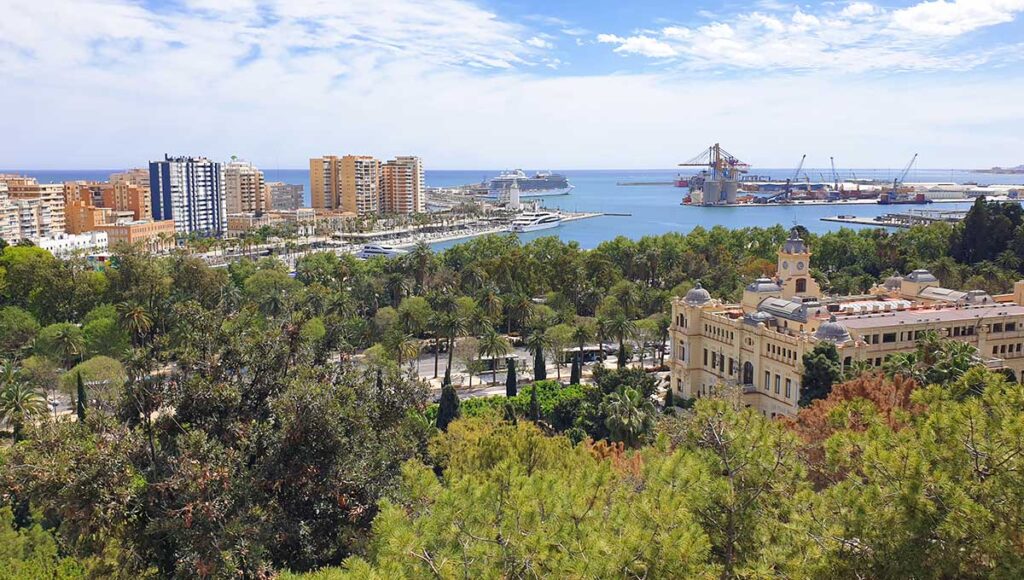 Aussicht auf den Hafen von Malaga vom Castillo de Gibralfaro