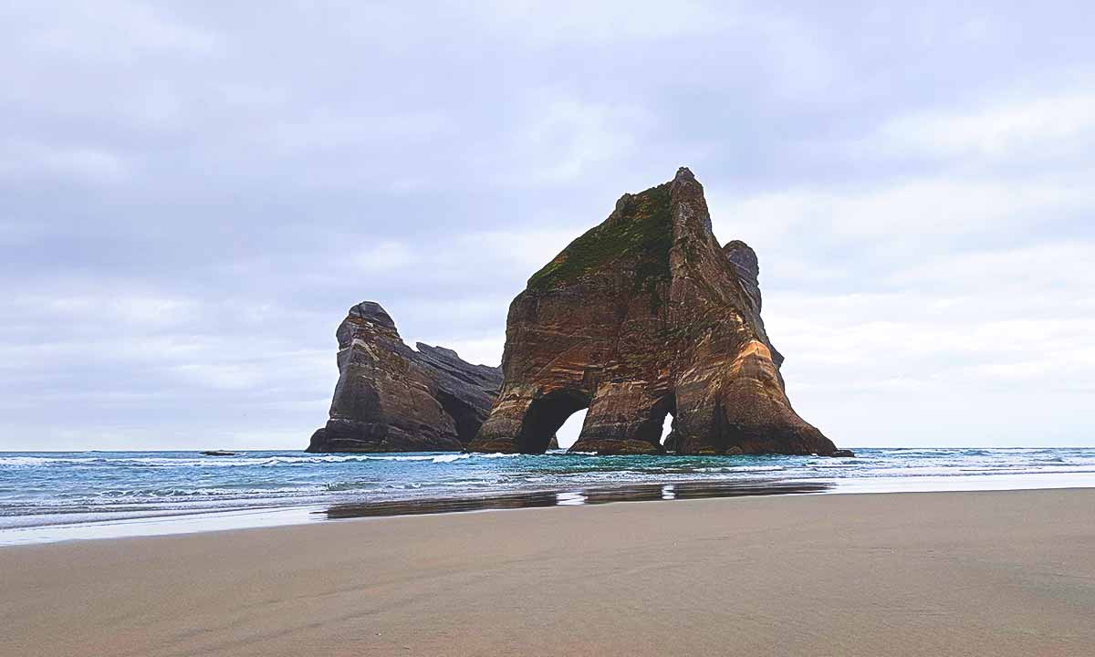 Archway Islands am Wharariki Beach