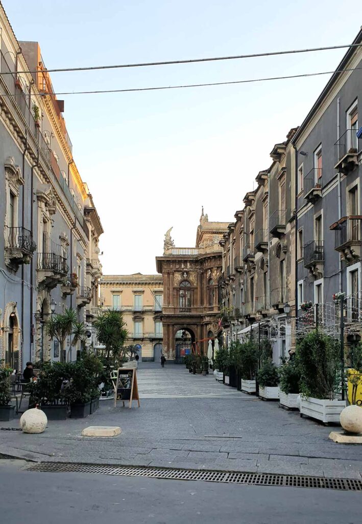 schwarze Fassaden in Catania