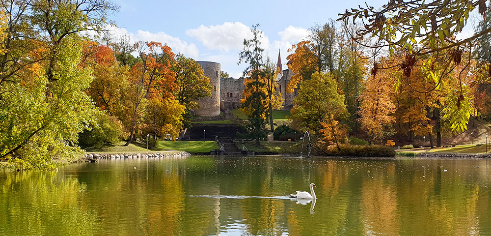 Schlosspark und Schwertbrüderordensburg Wenden in Cesis