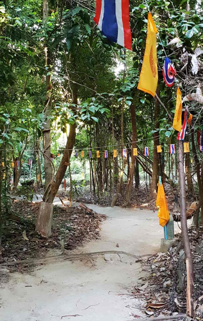 Weg zum Han Talay Tempel auf Koh Lipe in Thailand