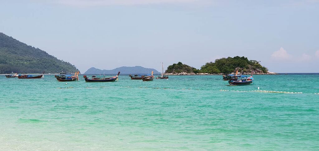 Longtailboote am Sunrise Beach auf Koh Lipe in Thailand